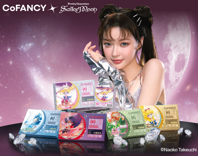 modelka i opakowania z soczewkami kontaktowymi