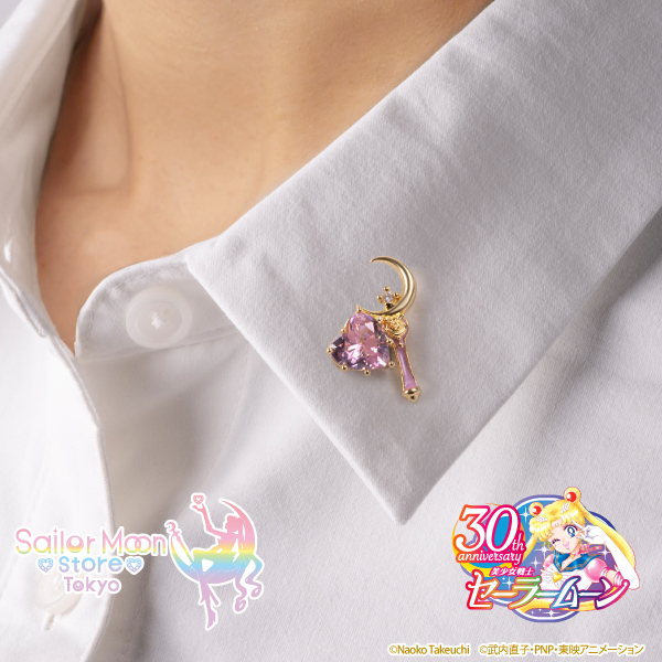 przypinka Moon Stick na kołnierzyku