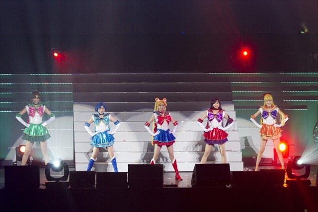 inner senshi na scenie w pozach tanecznych